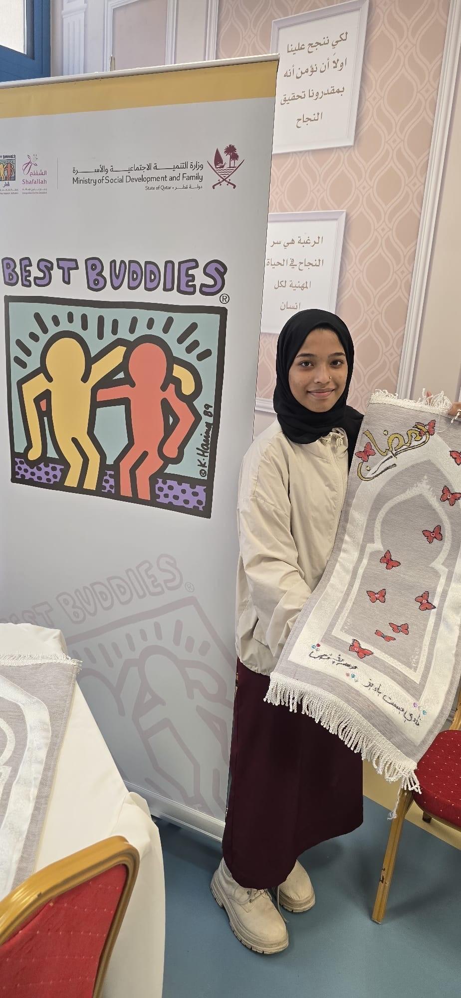 لقطة مشاركة احدى متطوعات نادي بست باديز قطر بالورشة 