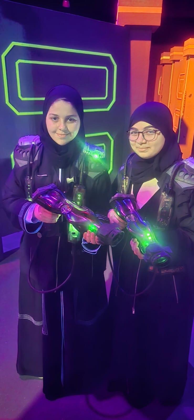 صورة تذكارية تجمع صديقتين من منتسبات نادي بست باديز من مدرسة الأقصى الإعدادية تعكس سعادتهما البالغه بالمشاركة في فعاليات الحفل الختامي