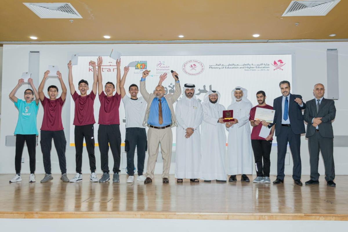 صورة جماعية لمجموعة من منتسبي برنامج بست باديز قطر في ختام أعمال المهرجان المسرحي