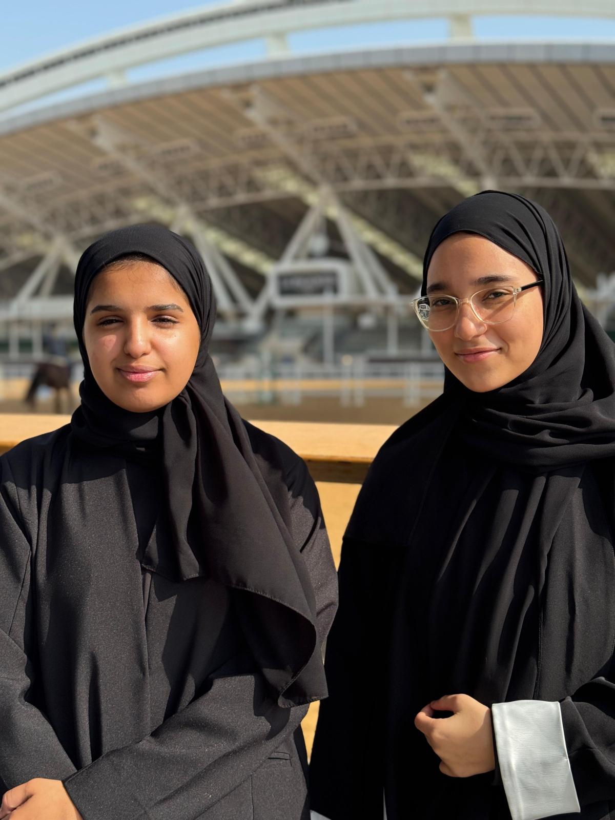 لقطه تذكارية لإثنين من منتسبات نادي بست باديز قطر من مدرسة هند بنت عمرو الأنصارية الاعدادية للبنات لدى مشاركتهما في زيارة أكاديمية الشقب للفروسية