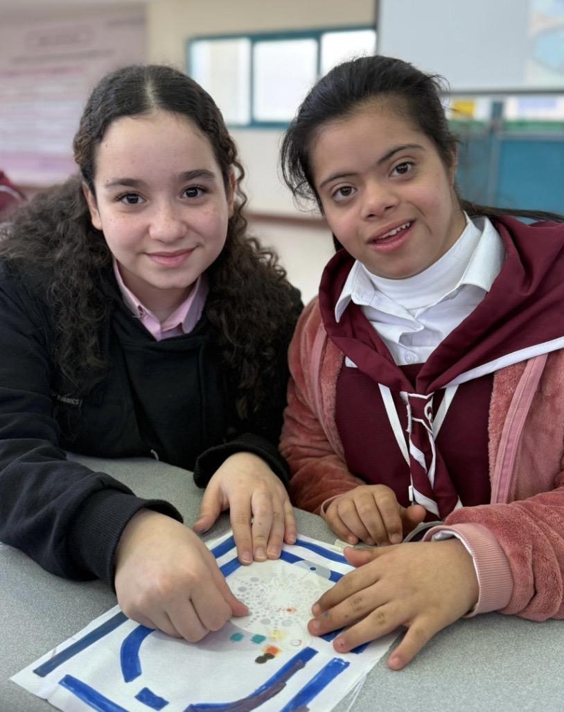 صورة تعكس المعنى الحقيقي للتواصل المفتوح و الصداقه العفوية بين المنتسبات المشاركات في الورشة 