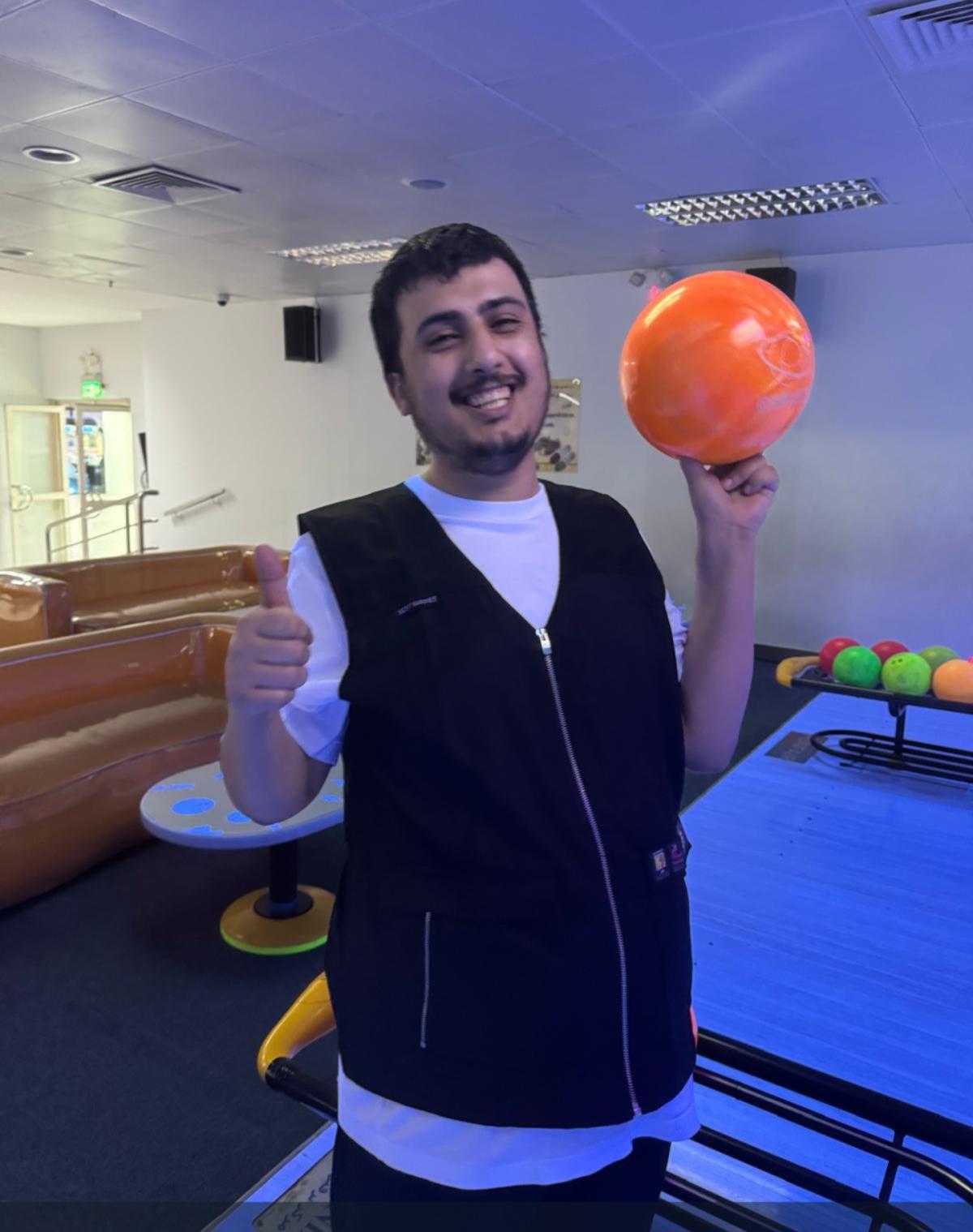 لقطه تذكارية أثناء مشاركة أحد منتسبي بست باديز قطر في برنامج البولينغ