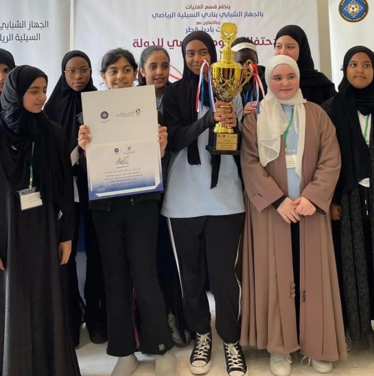 صديقات ضمن فعالية رياضية في نادي السيلية